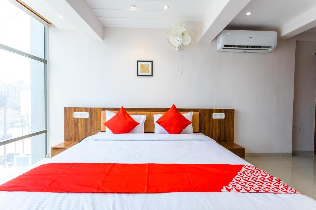 Oyo 29585 The Cliff Hotell Indore Exteriör bild